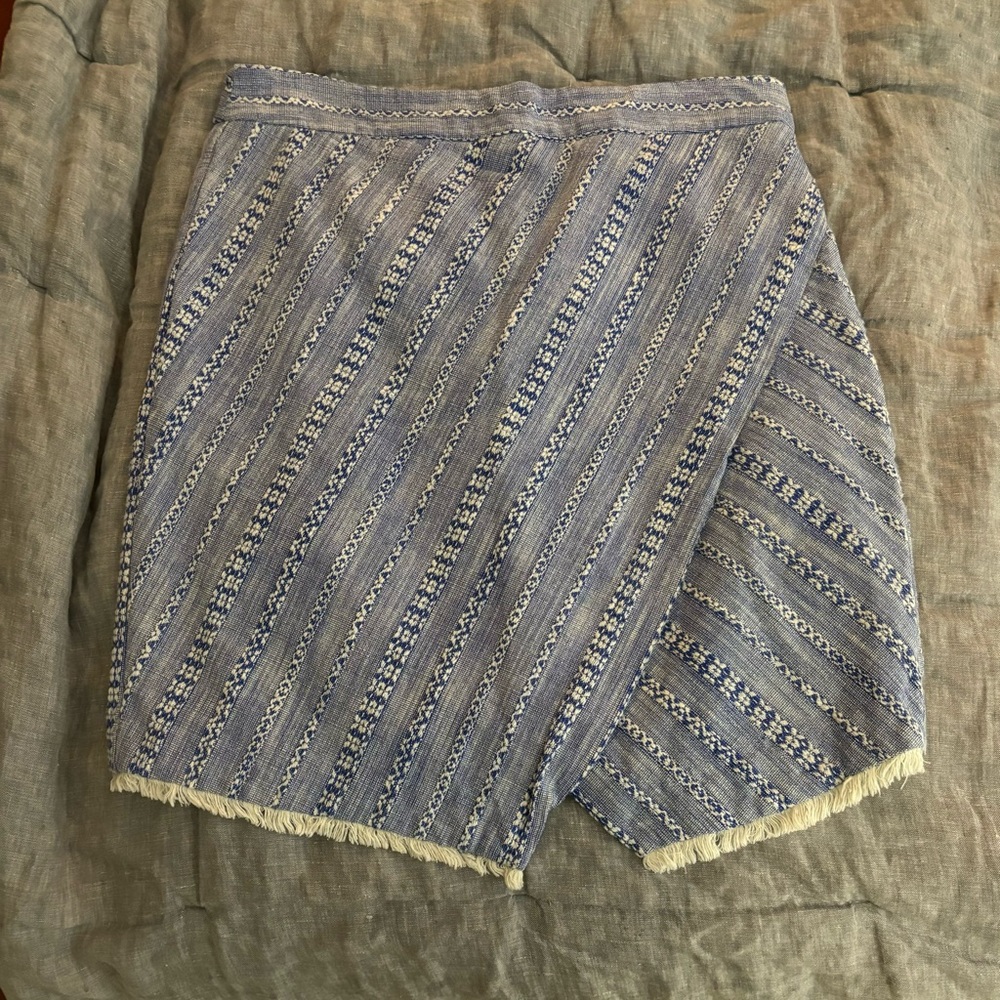 Cute blue and white LOFT skirt - great condition!